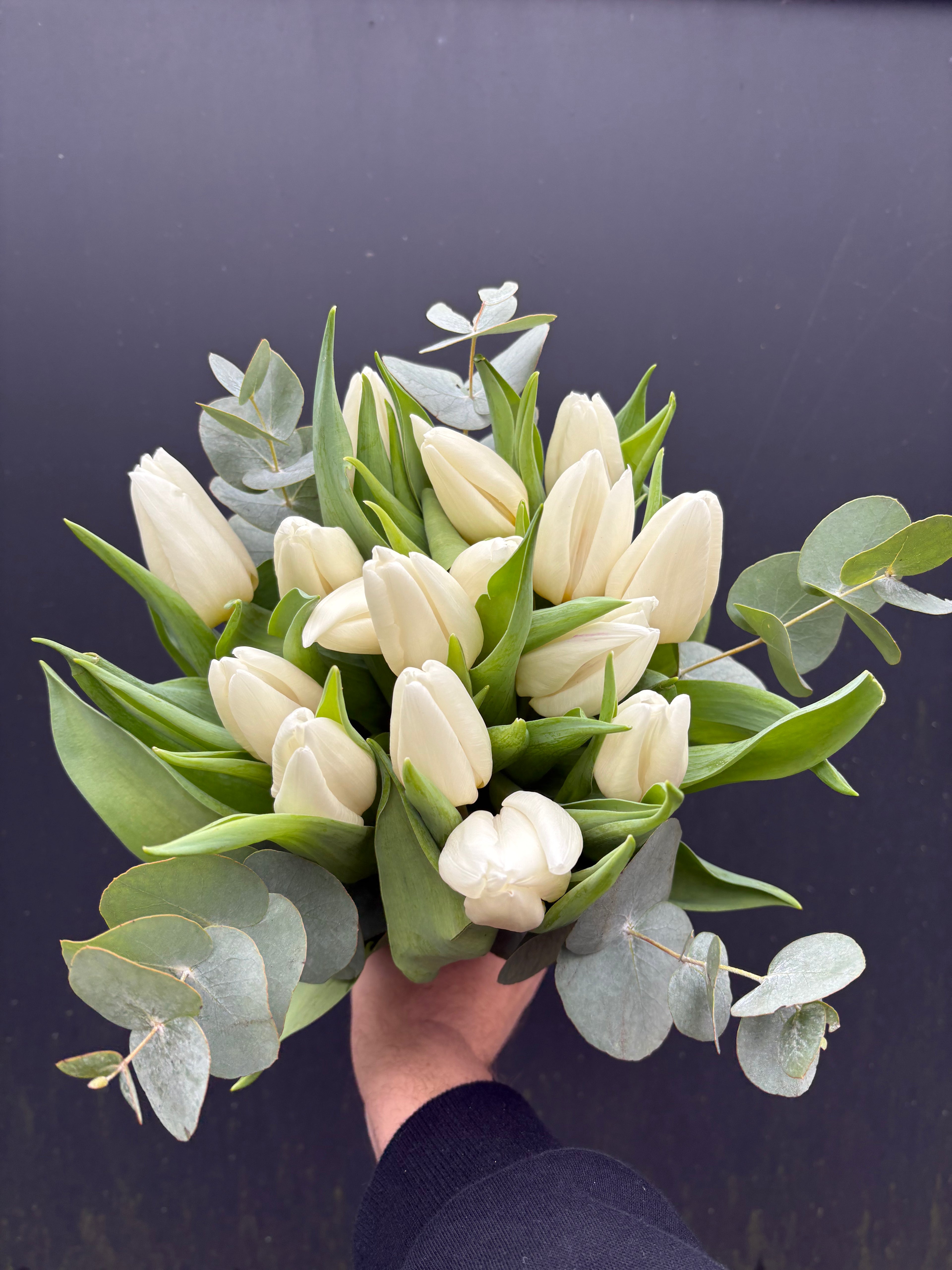 Bouquet de tulipes et eucalyptus